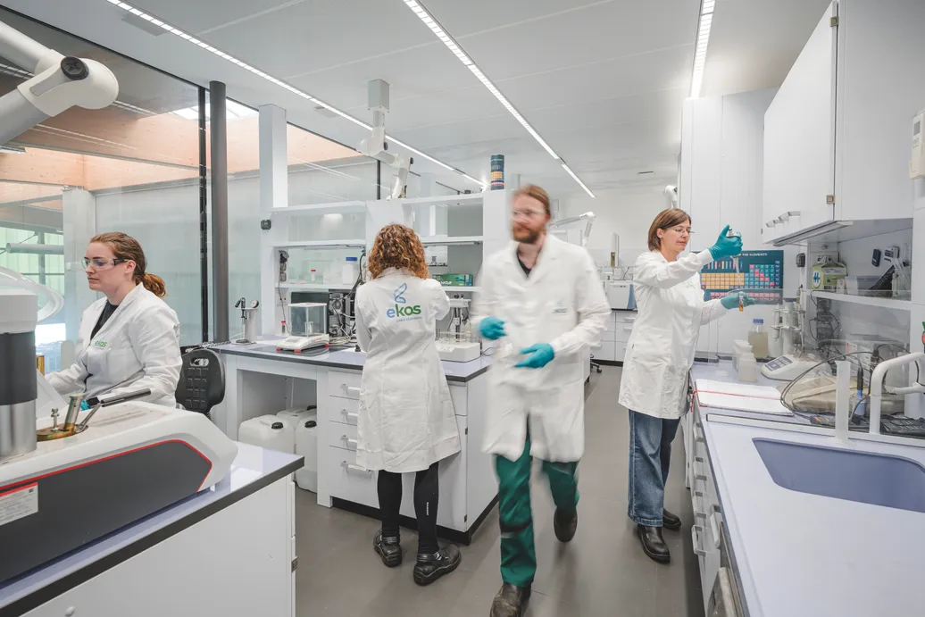 Fachkundige ekos Laborantin bei präziser Probenhandhabung im modernen LAB