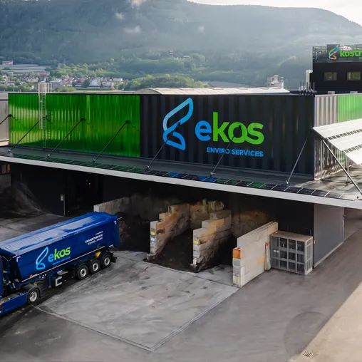 Luftaufnahme ekos Enviro Services Anlage Vahrn mit blauem LKW und Kostner Logo